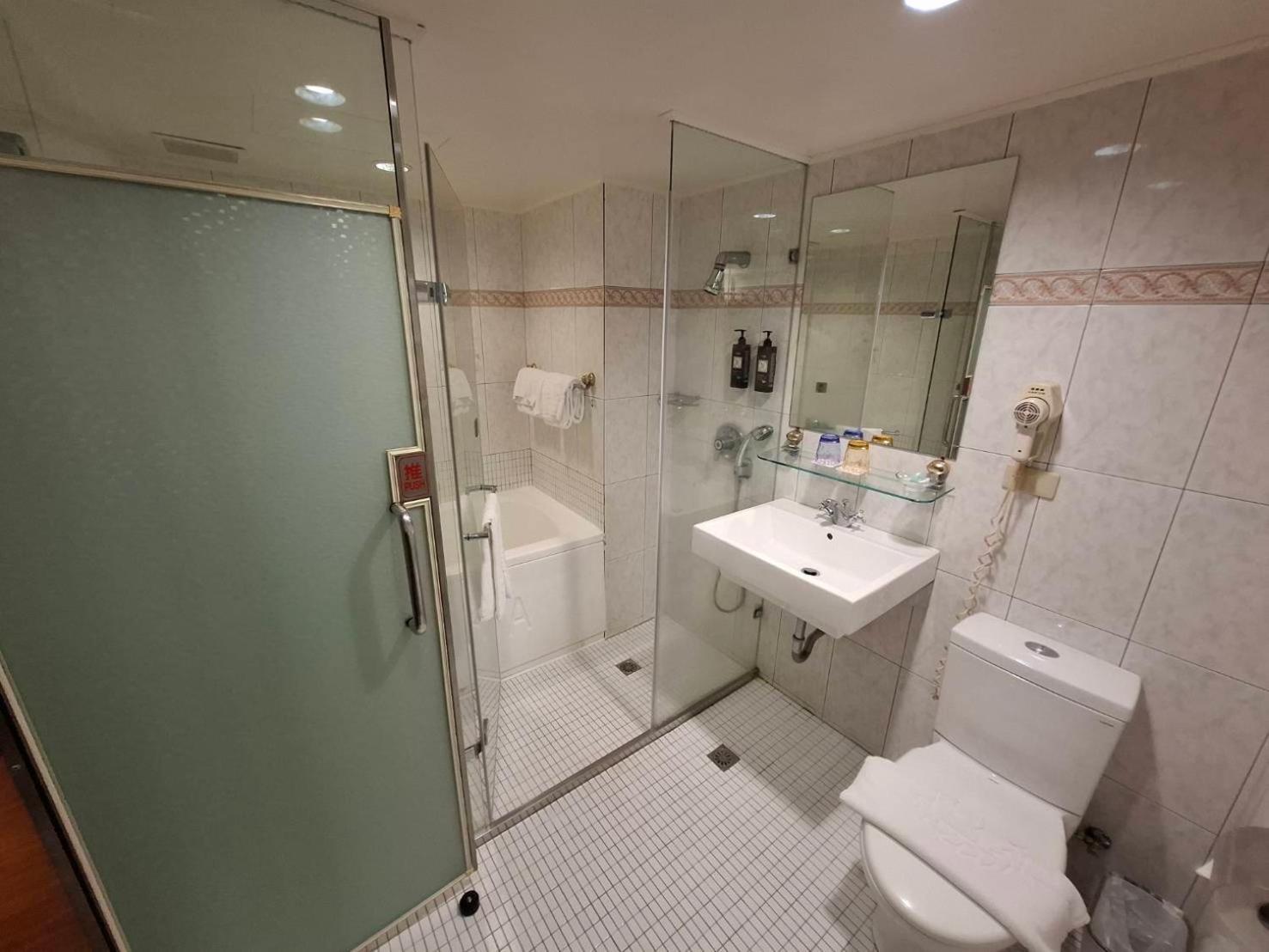 Happiness Hotel Taipei Bagian luar foto