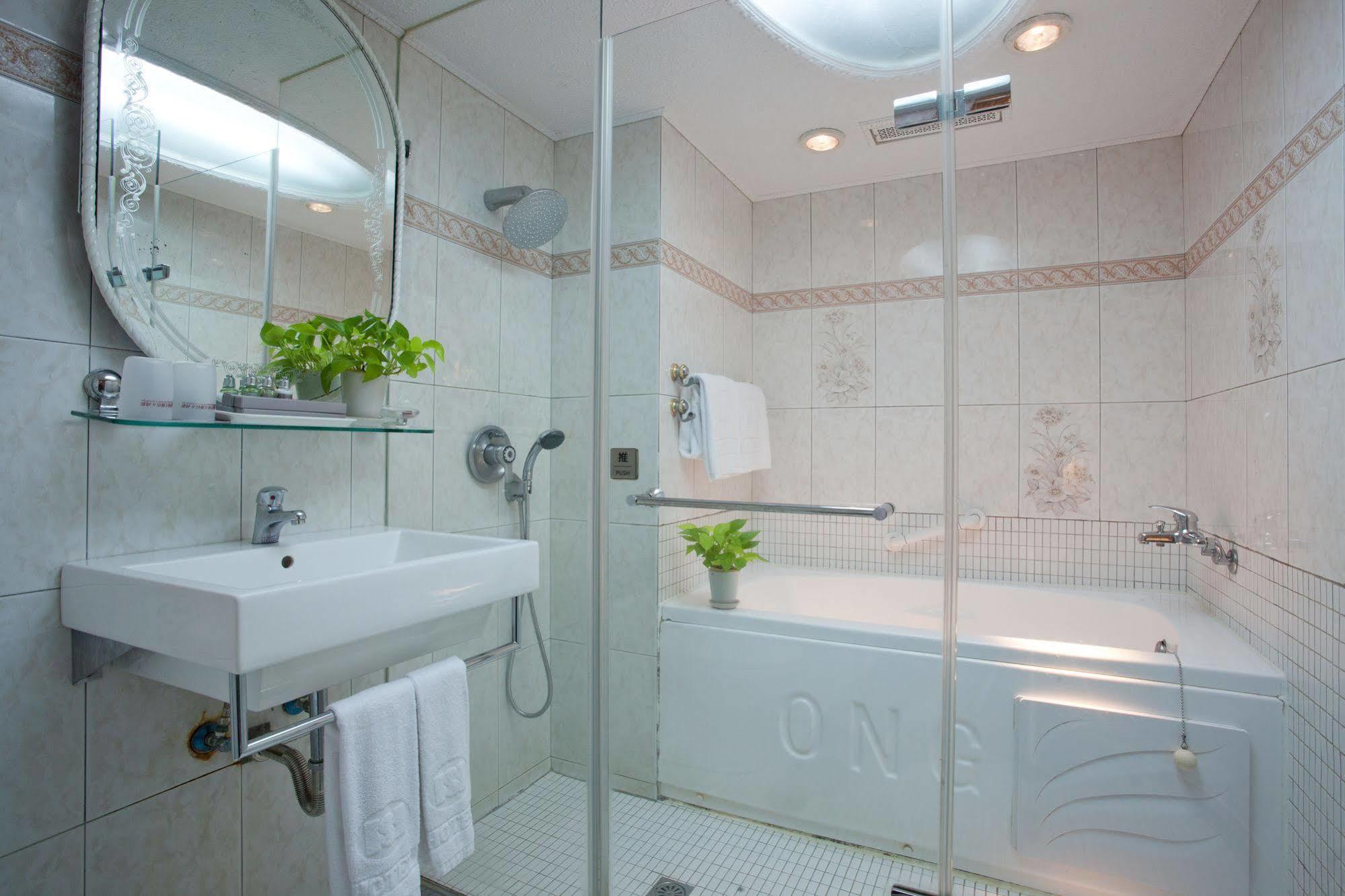 Happiness Hotel Taipei Bagian luar foto